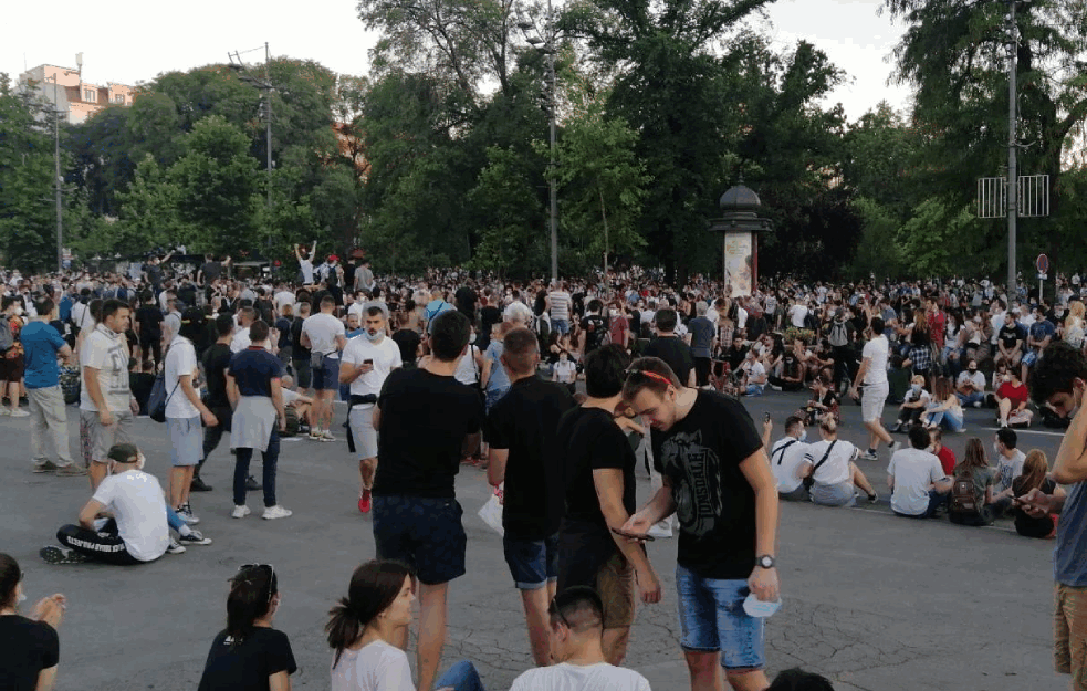 Povicima 'Nećemo nasilje' i 'Sedite dole' građani odlučni da sačuvaju mir na protestu (VIDEO)